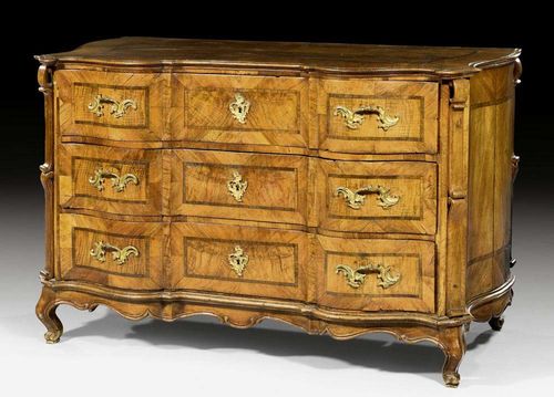 COMMODE, Baroque, Allgaeu, 18th century. Walnut and local fruitwoods in veneer inlaid with reserves and bands. Bronze mounts. Requires some restoration. 137x66x91 cm.