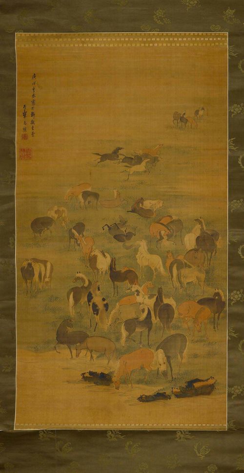 HANGING SCROLL. China, late Qing dynasty, 131x69 cm. Ink and colours on silk. A number of horses drinking, grazing, resting and galloping on a riverbank. Japanese mounting and box. With signature "Taihua laoren" and seals.