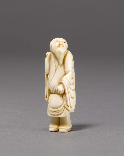 NETSUKE OF A STANDING MALE FIGURE.Japan, 19th c. H 6.3 cm. Ivory.