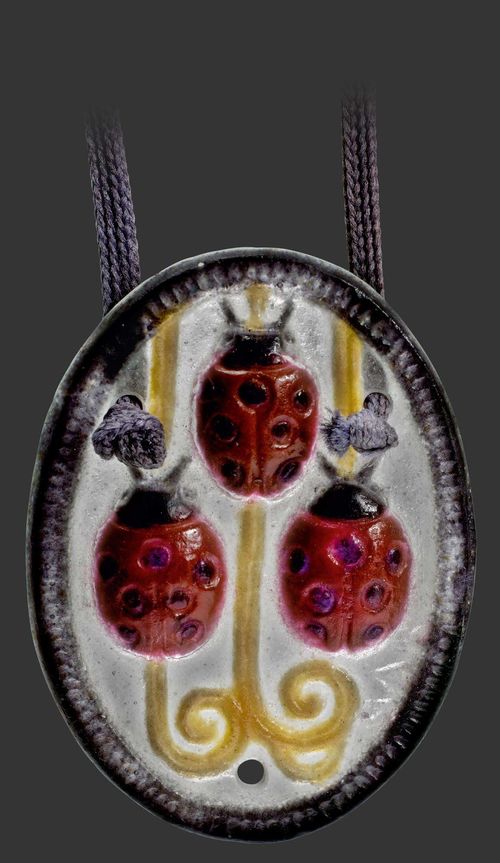 GABRIEL ARGY-ROUSSEAU PENDANT, circa 1920 Pâte-de-verre. D. 6.5 cm.