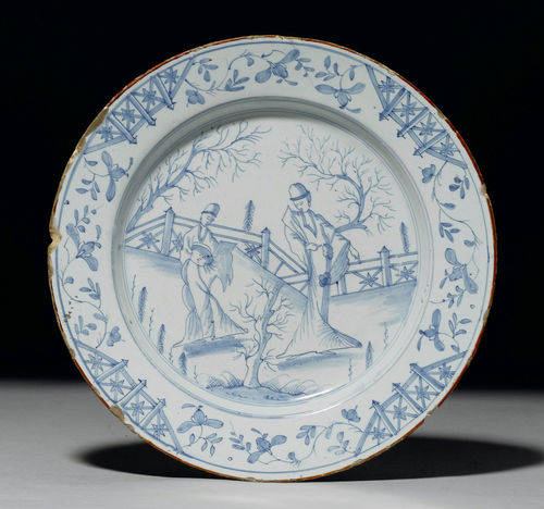 PLATTER WITH CHINOISERIE DECORATION,