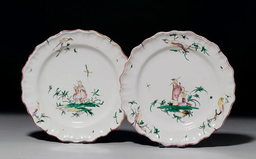 PAIR OF PLATES WITH CHINOISERIE DECORATIONS,