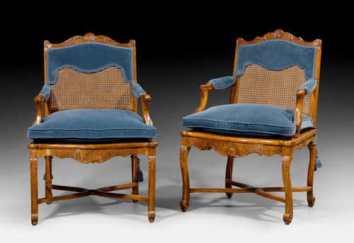 1 PAAR FAUTEUILS "A LA REINE",