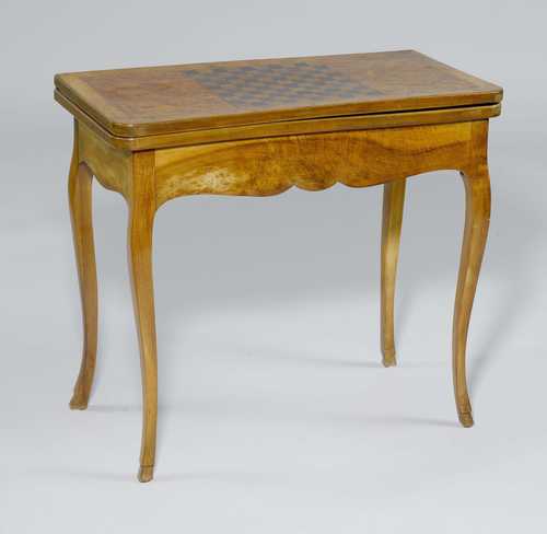 A GAMES TABLE, late Louis XV, Berne, 19th century. Walnut and maple inlaid with filets and chess board. 78x38.5(77)x70 cm. Requires some restoration.