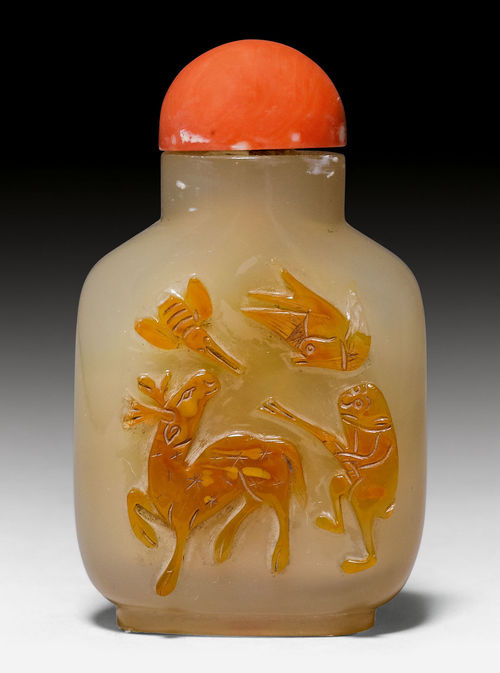 A SUZHOU-STYLE AGATE SNUFF BOTTLE.