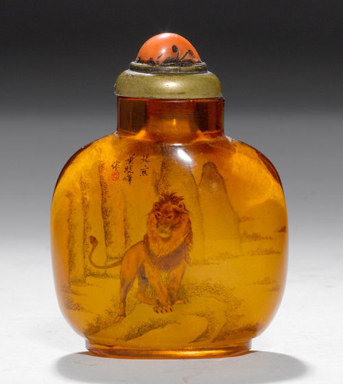 A GLASS SNUFF BOTTLE WITH INTERIOR PAINTING OF WILD BEASTS AND AN INSCRIPTION.