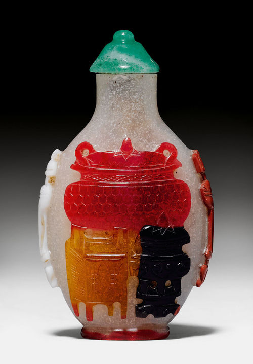 GLASS SNUFF BOTTLE WITH OVERLAY DECORATION OF ANTIQUITIES.