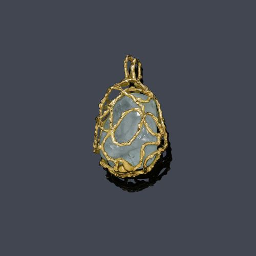 GEMSTONE PENDANT, GILBERT ALBERT. Yellow gold 750. Decorative, egg-shaped pendant of structured gold wires, with 2 exchangeable gemstones, 1 amethyst and 1 aquamarine. Ca. 4.3 x 2.3 cm.