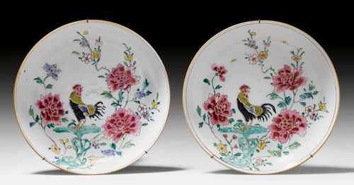 A PAIR OF FAMILLE ROSE ROUND BOWLS WITH BIRDS AND FLOWERS.