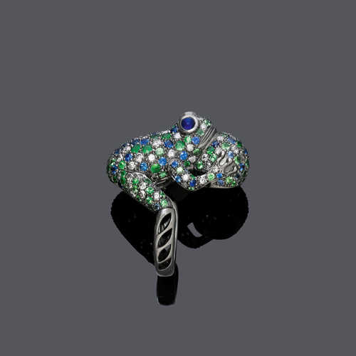 SAPPHIRE, TSAVORITE AND DIAMOND RING.