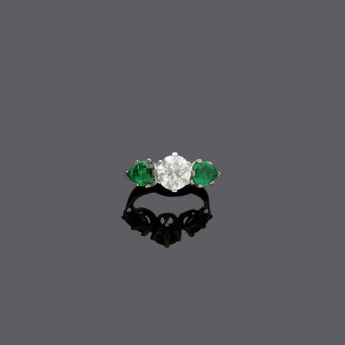 DIAMOND AND EMERALD RING, ca. 1960.