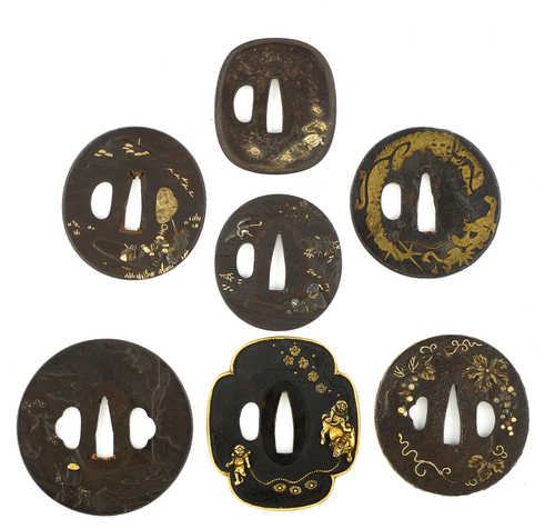 SIEBEN TSUBA MIT GOLDTAUSCHIERUNGEN.