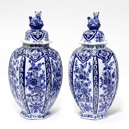 PAAR "DELFT" FAYENCE DECKELVASEN,