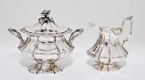 LOT COMPRISING A CREAM JUG AND A SUGAR BOWL,