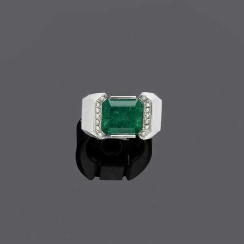 EMERALD, PEARL AND GOLD RING.