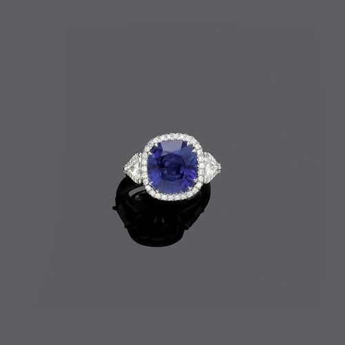 CEYLON SAPPHIRE AND DIAMOND RING.