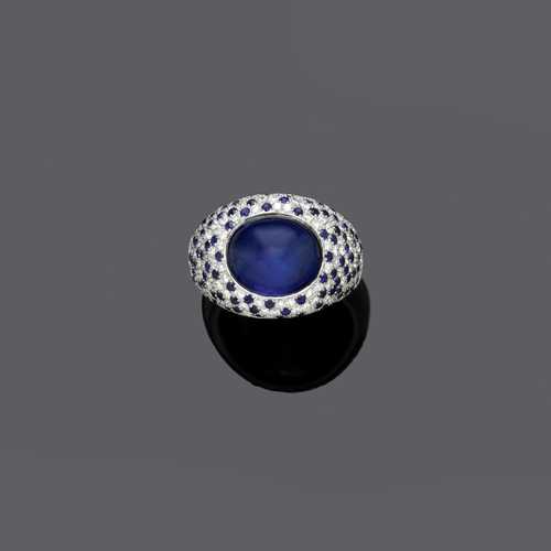 SAPPHIRE AND DIAMOND RING.