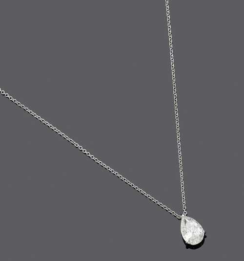 DIAMOND PENDANT WITH CHAIN.