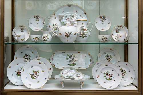 PIECES FROM A COMPREHENSIVE DINNER SERVICE “ROTHSCHILD”