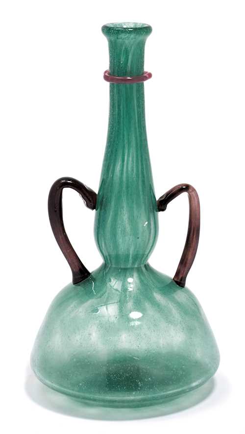 SCHNEIDER. VASE, um 1925. Grünes Glas mit applizierten Henke