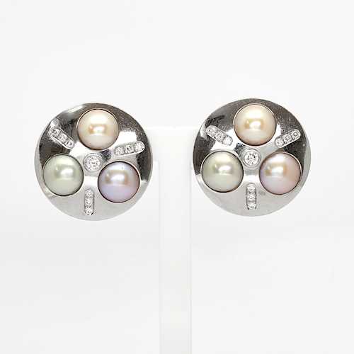 PEARL, DIAMOND AND GOLD EARCLIPS, ca. 1970.