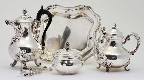 LOT COMPRISING A COFFEE  POT AND A TEA POT, A SUGAR BOWL, SUGAR TONGS, AND A SMALL TRAY