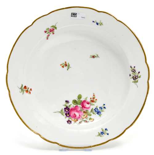 A PLATE WITH FLORAL DECORATION