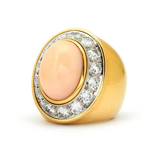 CORAL, DIAMOND AND GOLD RING.