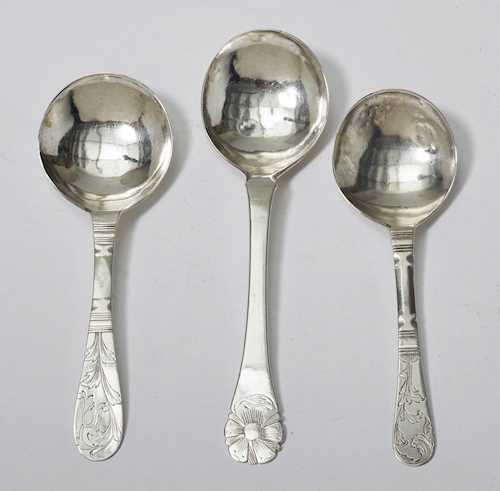 LOT COMPRISING THREE SPOONS