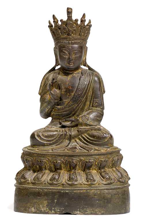 A BRONZE FIGURE OF A CROWNED BUDDHA.