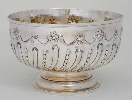 BOWL DESIGNED AS A ROSE