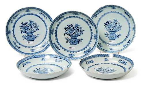 SUITE DE CINQ ASSIETTES CREUSES BLEU-BLANC