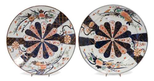 PAIR OF IMARI DISHES