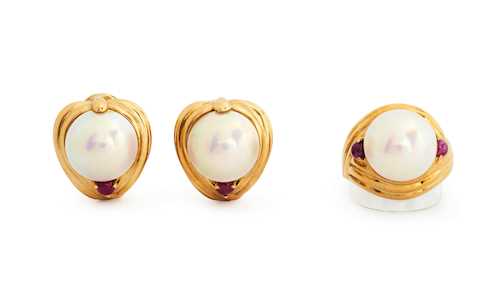 MABÉ PEARL, RUBY AND GOLD EARCLIPS WITH RING.