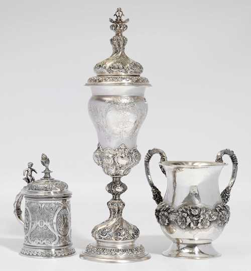 LOT COMPRISING A LIDDED CUP, A TANKARD, AND A VASE WITH A HANDLE