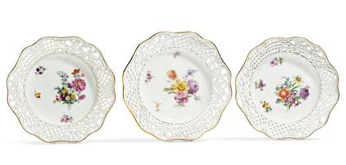 THREE DESSERT PLATES FROM THE "KÖNIGLICHE HOF-SILBERKAMMER” AND "HOF- WIRTSCHAFT”