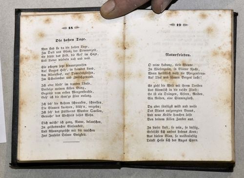 Dössekel, Eduard. Gedichte. Bern, Jent & Reinert, 1851. 12°. VIII, 242 S. Hübscher, grüner Ln-Bd. d. Z. mit reicher Gold- u. Blindpr. sowie Goldschnitt. (Etwas bestossen).