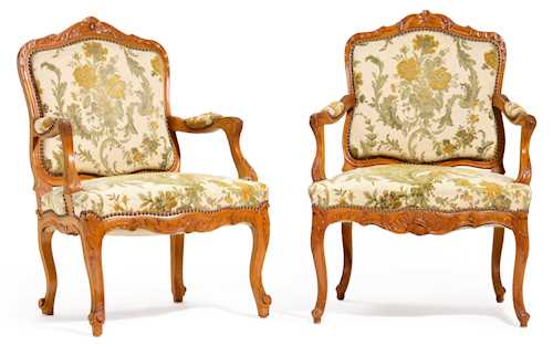 TWO SIMILAR FAUTEUILS "À LA REINE"