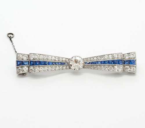 SAPPHIRE AND DIAMOND BROOCH, ca. 1920.