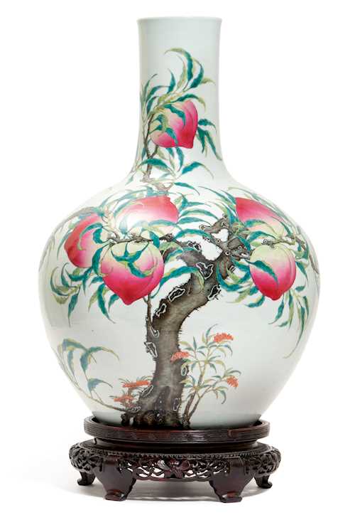 A FINE FAMILLE ROSE NINE PEACHES VASE (TIANQIUPING).