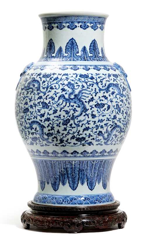 A LARGE BLUE AND WHITE BALUSTER VASE.