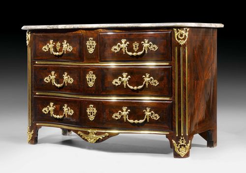 COMMODE, Regence, in the style of F. MONDON (François Mondon, maître ca.1730), Paris ca. 1725/35. Rosewood in veneer, inlaid with reserves. Front with 3 drawers and fine brass fluting. Gilt bronze mounts and applications. Profiled, grey/beige speckled marble top. 133x64x87 cm. Provenance: - from a Swiss private collection.