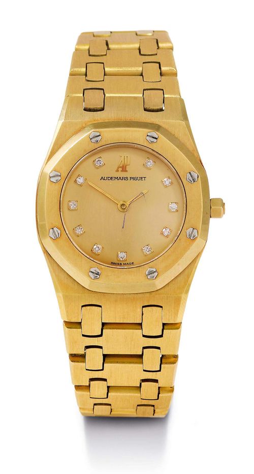 LADY'S WRISTWATCH, AUDEMARS PIGUET, ROYAL OAK, 1980s. Yellow gold 750. Ref. B 86649. Matte-finished and polished case with sapphire glass and octagonal lunette. Gold dial set with 11 diamonds and gold hands, signed Audemars Piguet. Flat quartz movement No. 251142. Gold link band with fold-over clasp. D 26 mm.