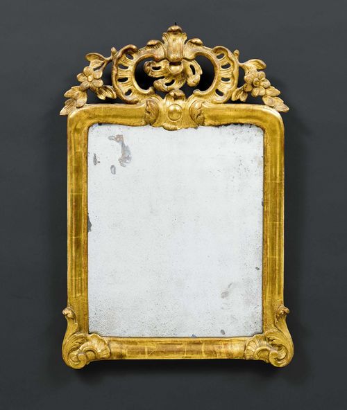 MIRROR, Louis XV, France ca. 1760. Pierced wood, carved with flowers, leaves, cartouches and decorative frieze, and gilt. Minimal chipping. H 69 cm. W 43 cm. Provenance: - from the estate of M. Iseli-Mooser, Suisse romande.