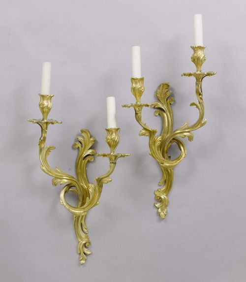 PAIR OF SCONCES, late Louis XV, Paris, 19th century. Gilt bronze. Fitted for electricity. Light branches with leaf-shaped drip pans and blossom-shaped nozzles. H 52 cm. Provenance: - from a private collection, Munich.