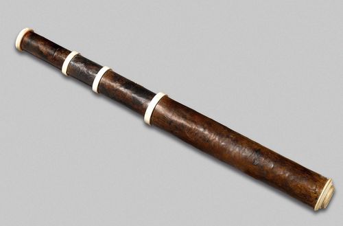 A THREE-DRAW TELESCOPE, Italy, late 17th c. With leather covered tube, lead mounts, L 40 - 86 cm.