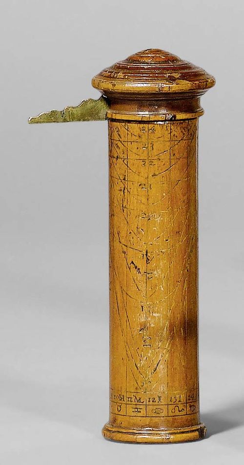 A CYLINDER SUNDIAL, Italy or France, 17th/18th c. Turned and engraved fruitwood with engraved dial, months and signs of the zodiac. Fold-out brass gnomon. H 16 cm. Cracks.