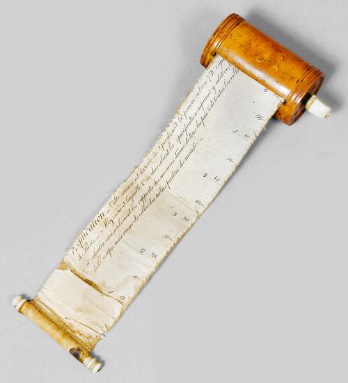 A TAPE MEASURE AND A BOX SUNDIAL, France or Germany, 18th/19th c. Paper in cylindrical wooden box, H 7 cm. Sundial in turned wooden box, D 5 cm.