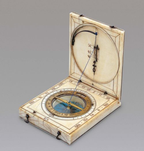 AN IVORY DIPTYCH SUNDIAL, France, mid of 16th c. Ivory and gilt brass. Heavy ground plate with engraved hours 4-12-8 and compass with wind rose, rotating brass disk for the date. String gnomon which can be adjusted to the pole height. 6.5x8x1.8 cm.