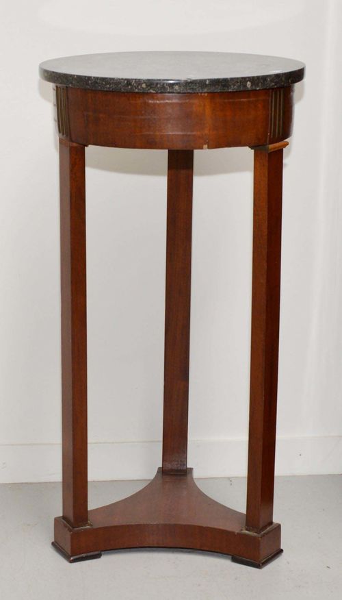 ROUND GUÉRIDON,in the Empire style. Mahogany. Round, black/grey speckled marble top. D 40, H 77 cm.